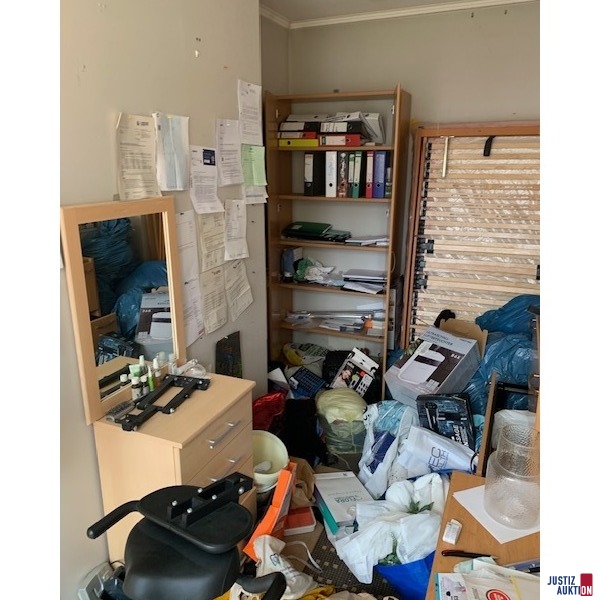 diverse Kleidung und Hausrat