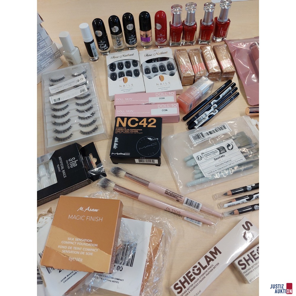 Konvolut an Kosmetik- und Nagelartikel diverser Marken in Originalverpackung
