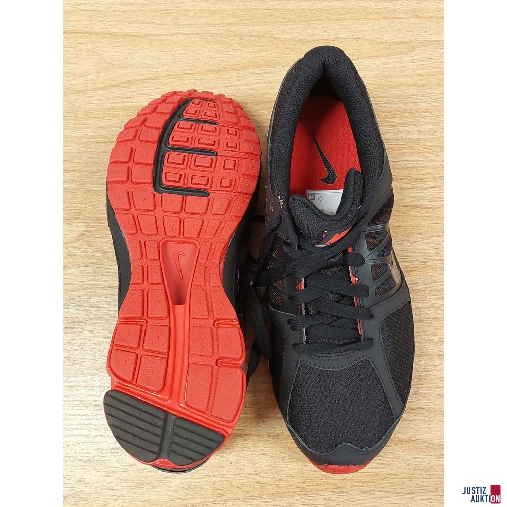 Sportschuhe der Marke Nike schwarz – rot Gr. 42 ½ neu 