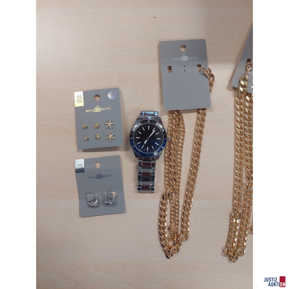 Konvolut von Bijou Brigitte bestehend aus&colon; 2 Armbanduhren 4 vergoldeten Ketten 5 Paar Ohrschmuck vergoldet bzw&period; rhodiniert
