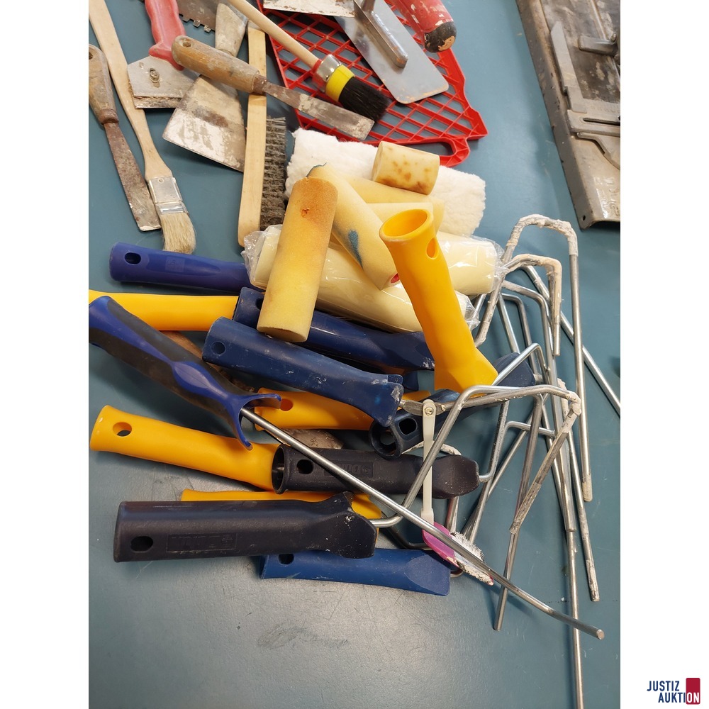 diverses Malerwerkzeug (Roller, Spachtel, Pinsel)