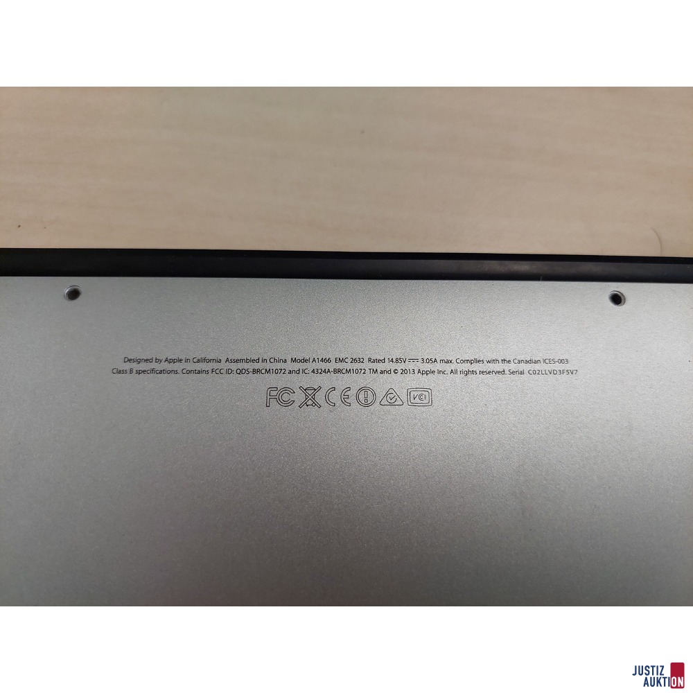 MacBook Air der Marke Apple u.a.