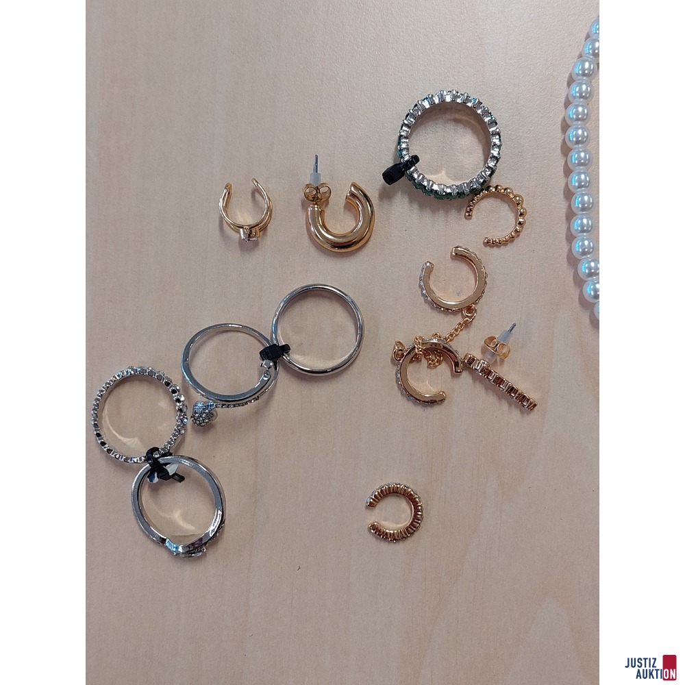 Konvolut bestehend aus diversen Modeschmuck