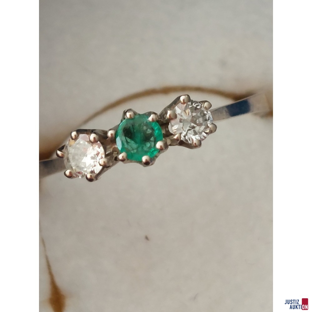 Damen Weißgold Ring mit drei Edelsteinen 2x Brilliant mitllere Reinheit und Farbe zusammen 0,2 ct und 1 kleinen Smaragd 585 punziert 1,7 g getragen/Tragespuren vorhanden Metallwert: € 53,00