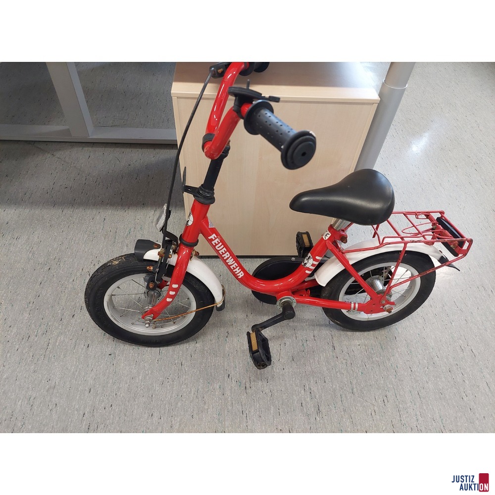 Kinderfahrrad mit der Aufschrift Feuerwehr