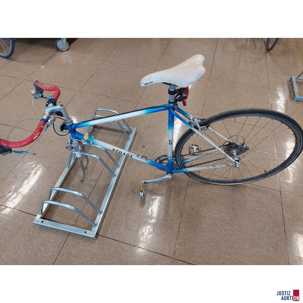 Rennrad der Marke Strada Vorderreifen fehlt