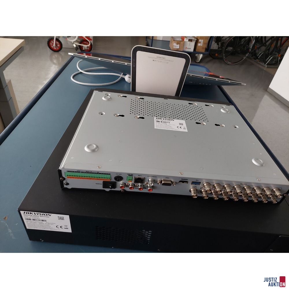 1 Network Video Recorder der Marke HIKVISION Mod. DS-9632NI-18  1 Digitalvideorecorder der Marke HIKVISION Ds-7216HQHI-K2/A  1 Apple iMac 27"  Model: A1419 Bildschirm stark beschädigt
