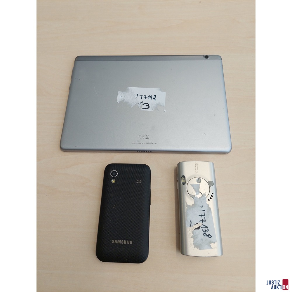 Handy der Marke Sony Ericsson K608i u.a.