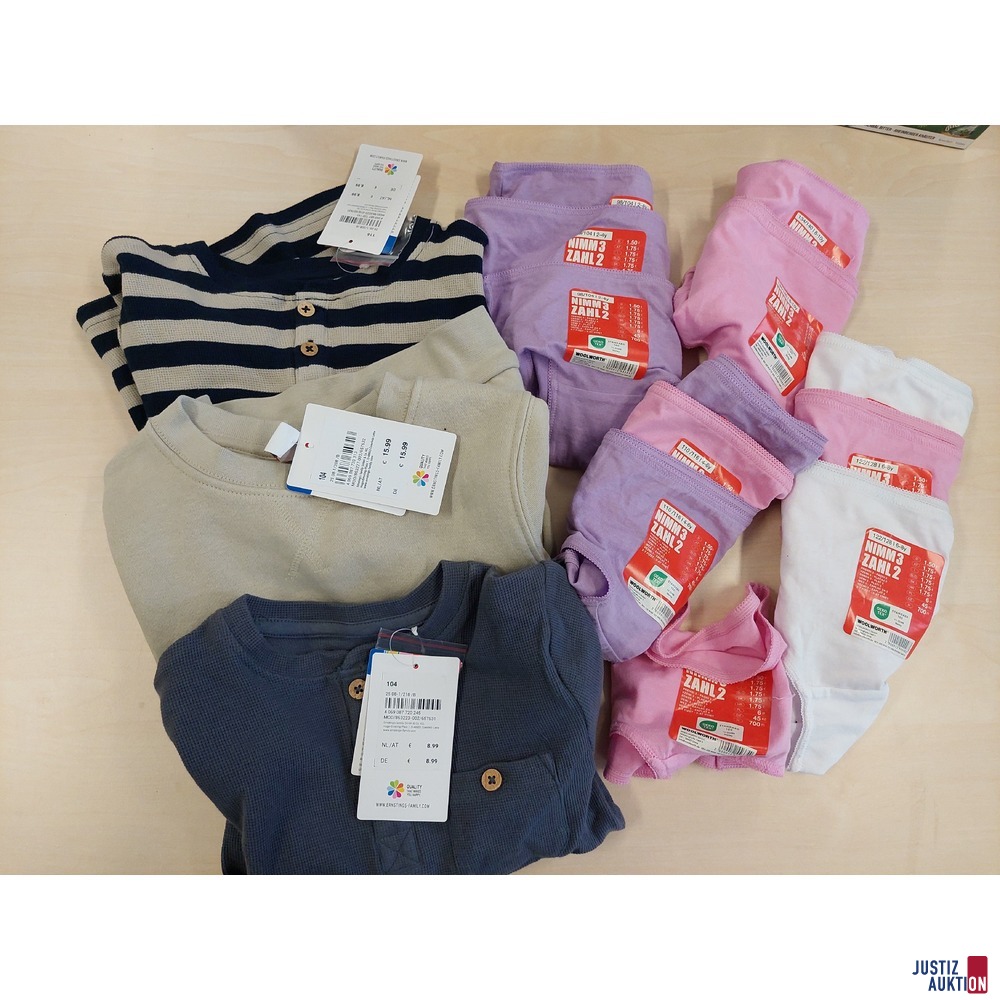 Konvolut an Kinderbekleidung