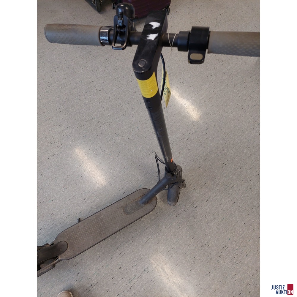 E-Scooter der Marke mi