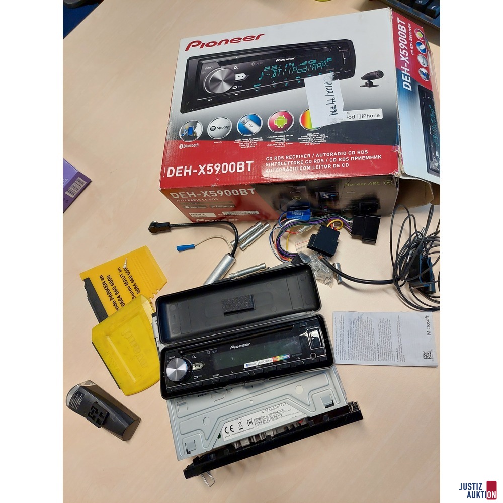 Autoradio der Marke Pioneer DEH-X5900BT u.a.