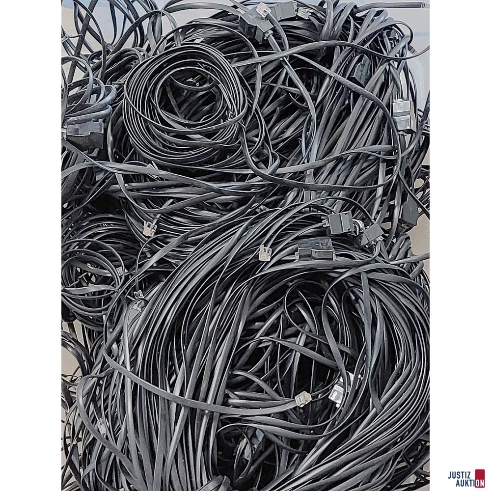 Konvolut an Steuerungskabeln