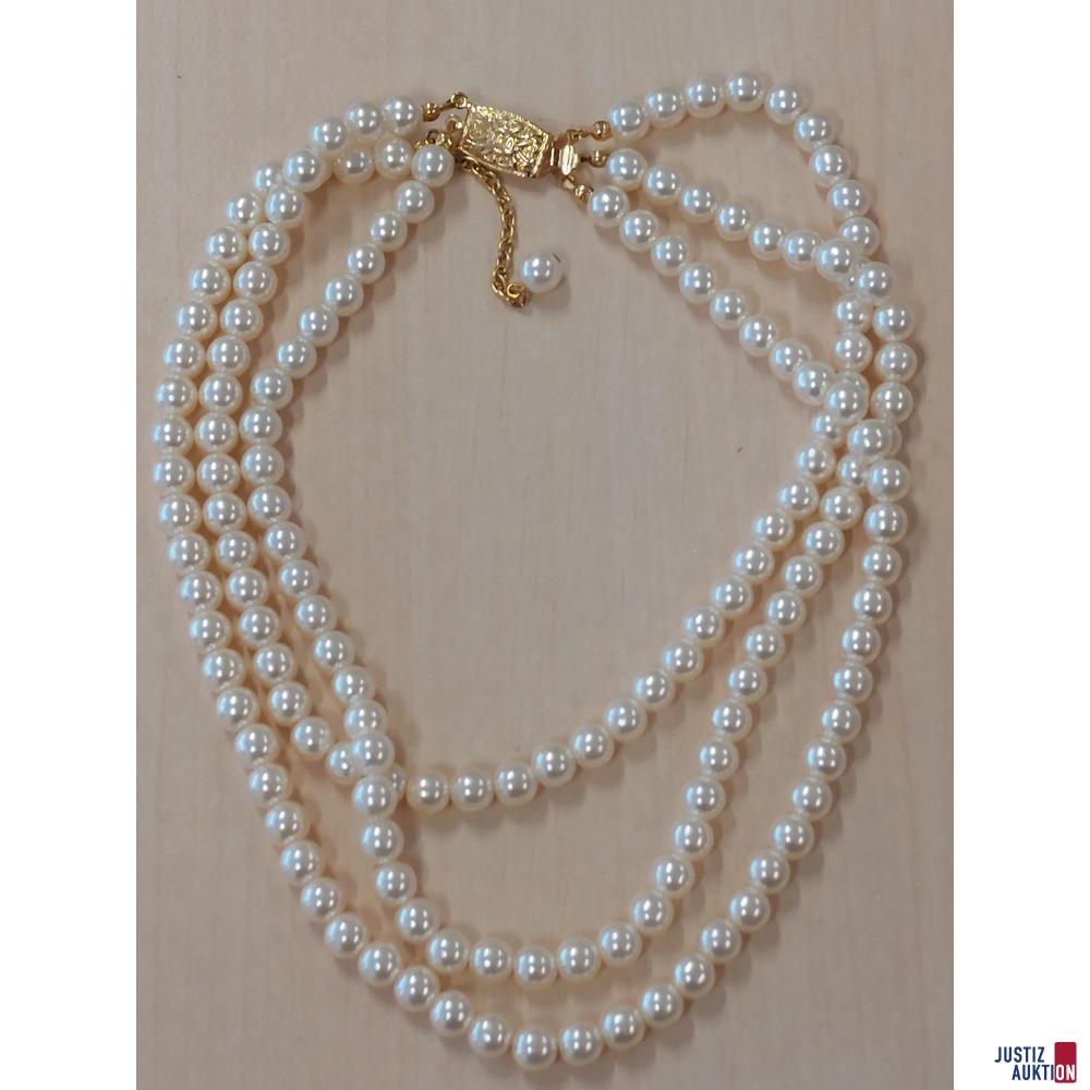Dreireihige Modeschmuck Perlenkette​​​​​​​ getragen