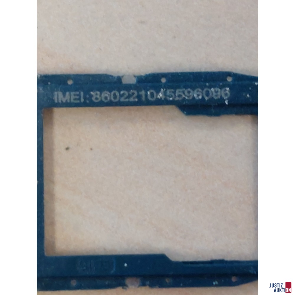 Handy der Marke Huawei P30 Lite u.a.