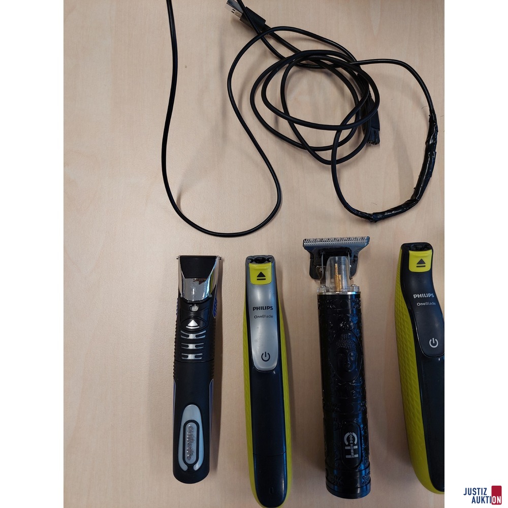 Diverse elektrische Rasierer der Marken Philips