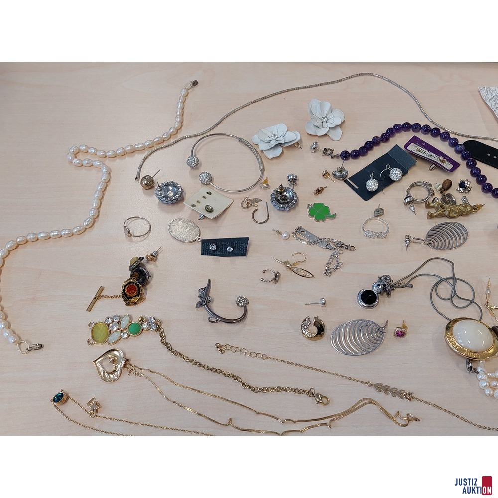 Konvolut an Modeschmuck&comma; Uhren