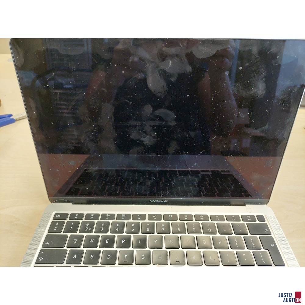 MacBook Air der Marke Apple u.a.
