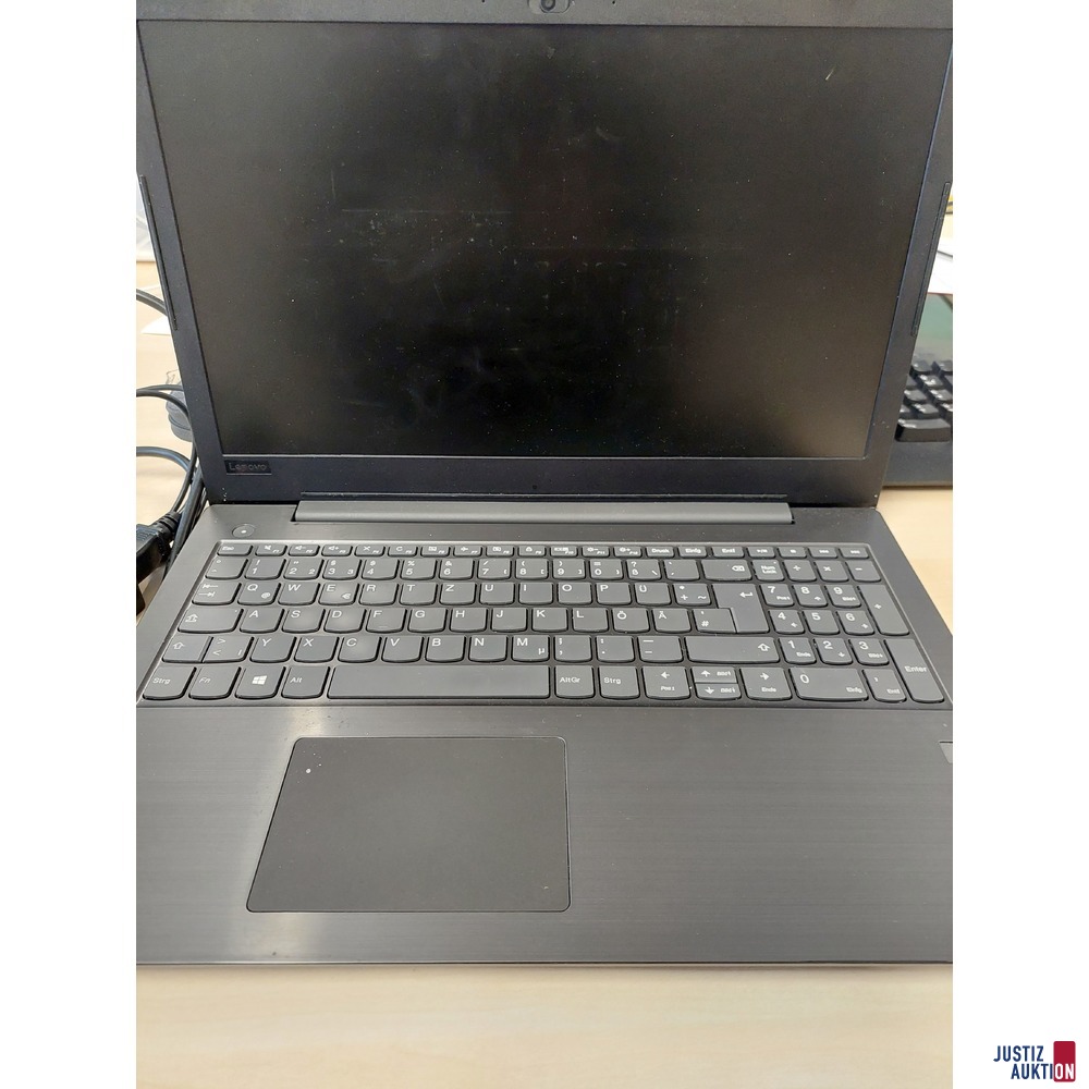 Laptop der Marke Lenovo V330-15IKB Model: 81AX