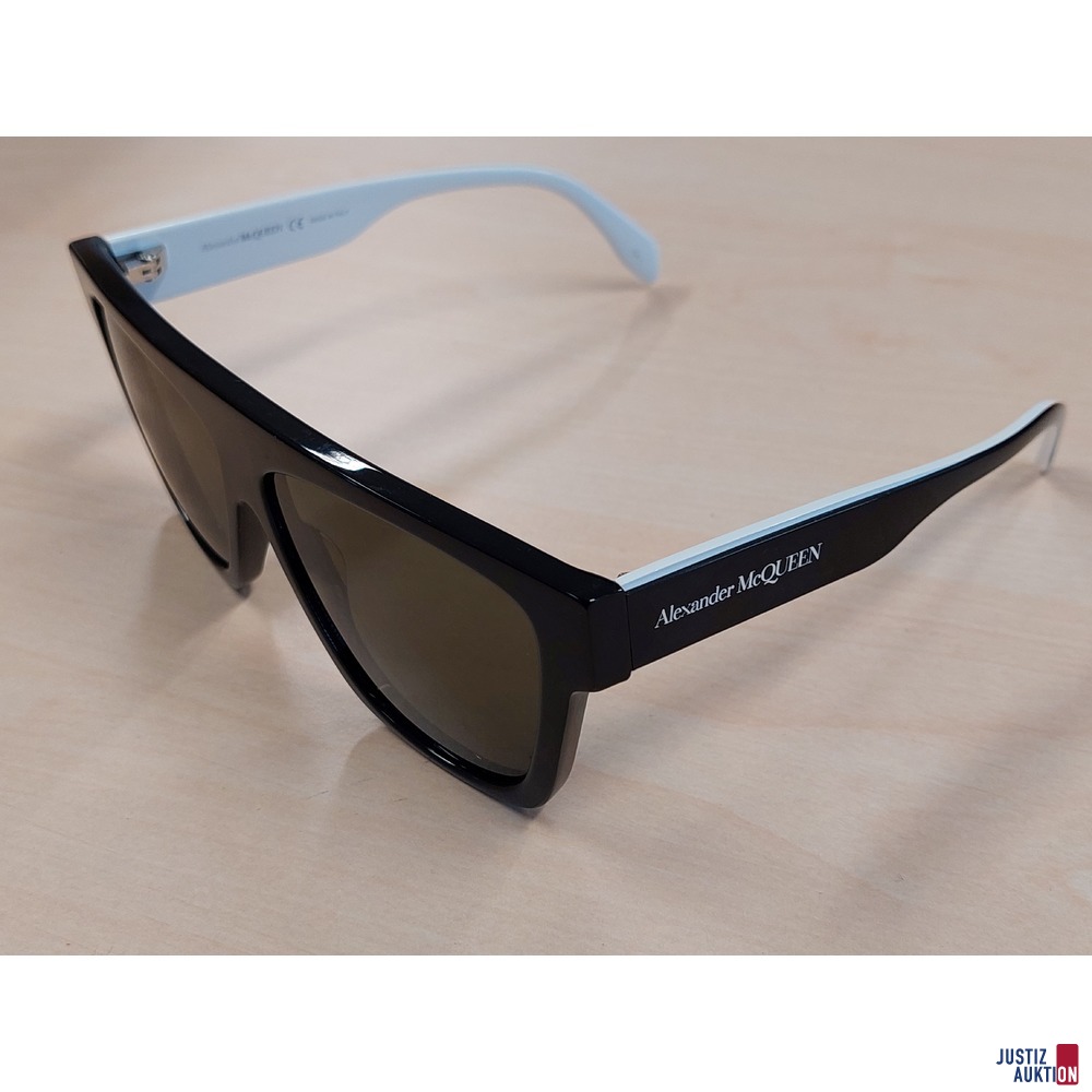 Sonnenbrille der Marke Alexander McQueen