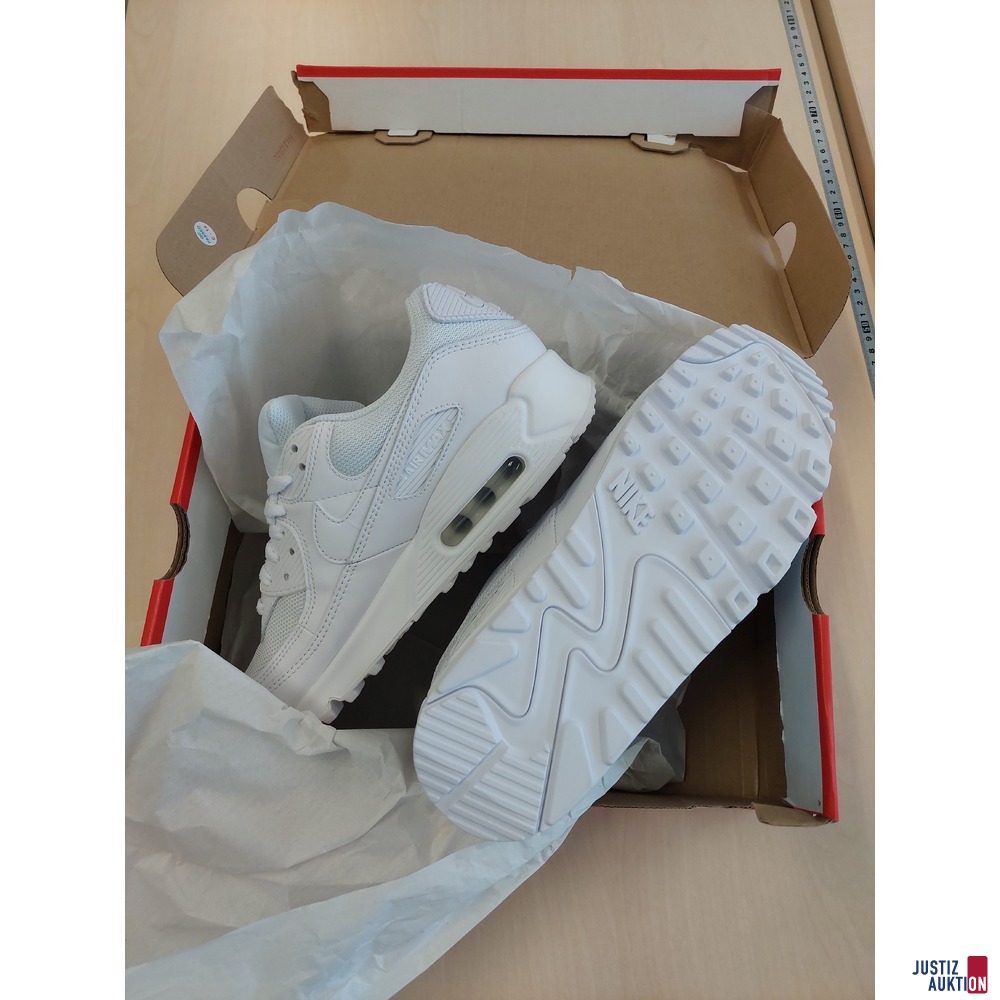 1 Paar Sneaker der Marke Nike Air Max 90 Gr&ouml;&szlig;e 42&comma;5