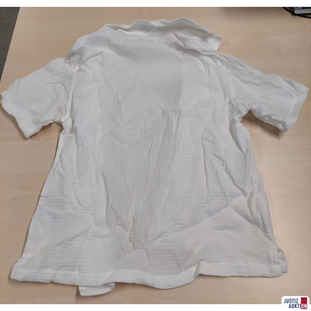 Herren Kurzarmhemd der Marke Bershka Gr&ouml;&szlig;e XS NEU