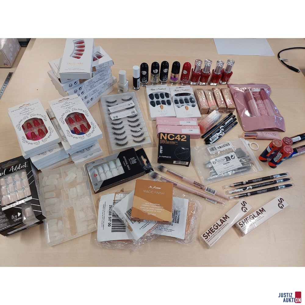 Konvolut an Kosmetik- und Nagelartikel diverser Marken in Originalverpackung