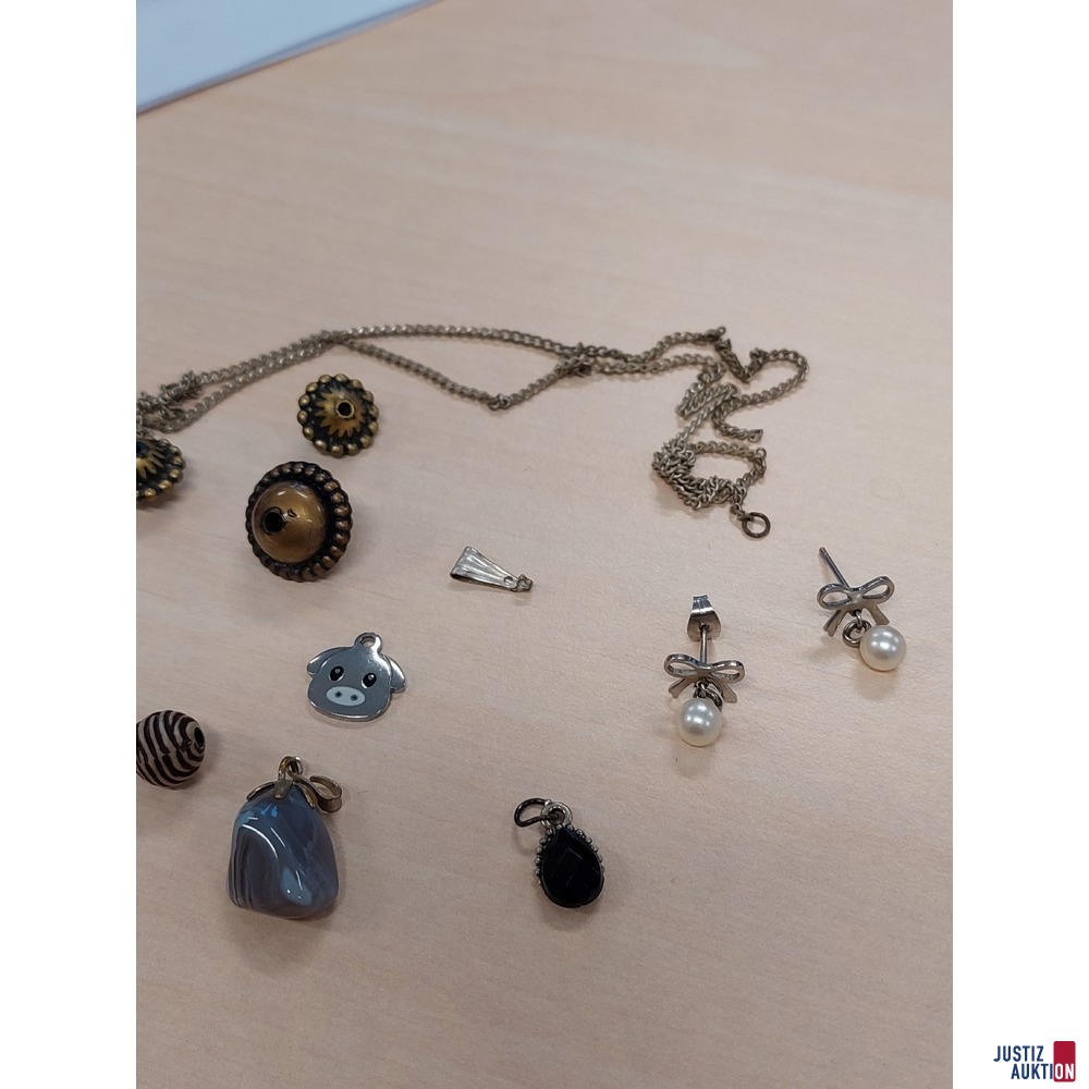 Diverse Anhänger Ohrstecker und Armbandmittelteile