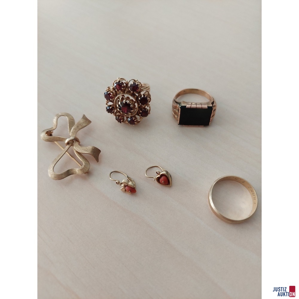 Diverser Schmuck bestehend aus 2 Paar Ohrhänger mit Korallenaufsatz 1 Schleifenbrosche, 1 Ehering Größe 59, 1 Herrenring mit Onyx Größe 59 1 Granatdamenring Größe 49, alles 585 Gelbgold punziert zusammen 24,2g getragen/Tragespuren vorhanden Metallwert: €