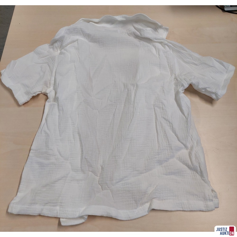 Herren Kurzarmhemd der Marke Bershka Gr&ouml;&szlig;e XS NEU