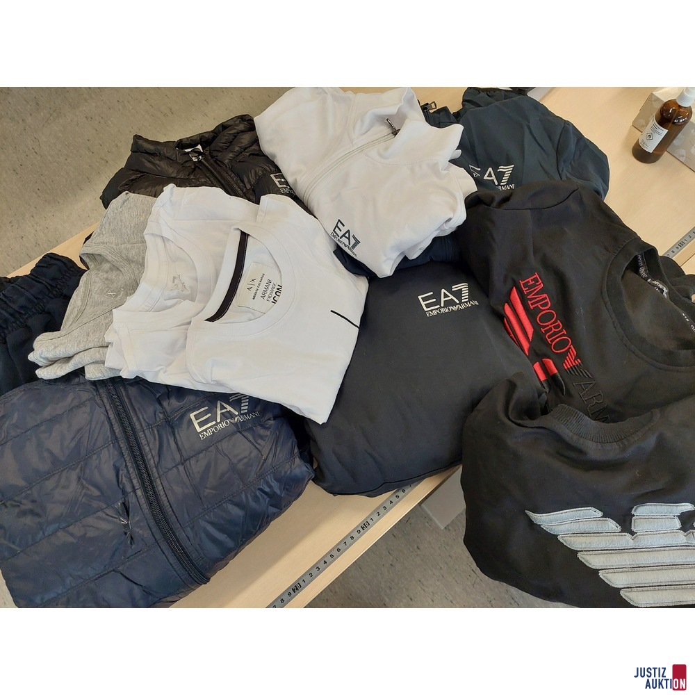 Konvolut an Bekleidung mit der Bezeichnung Armani