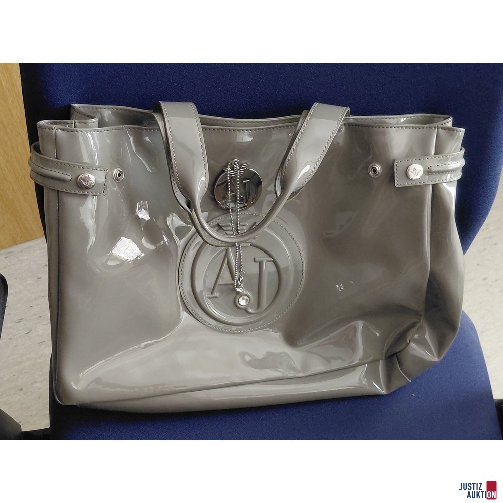 Armani Jeans Handtasche gro&szlig; Lackleder Grau
