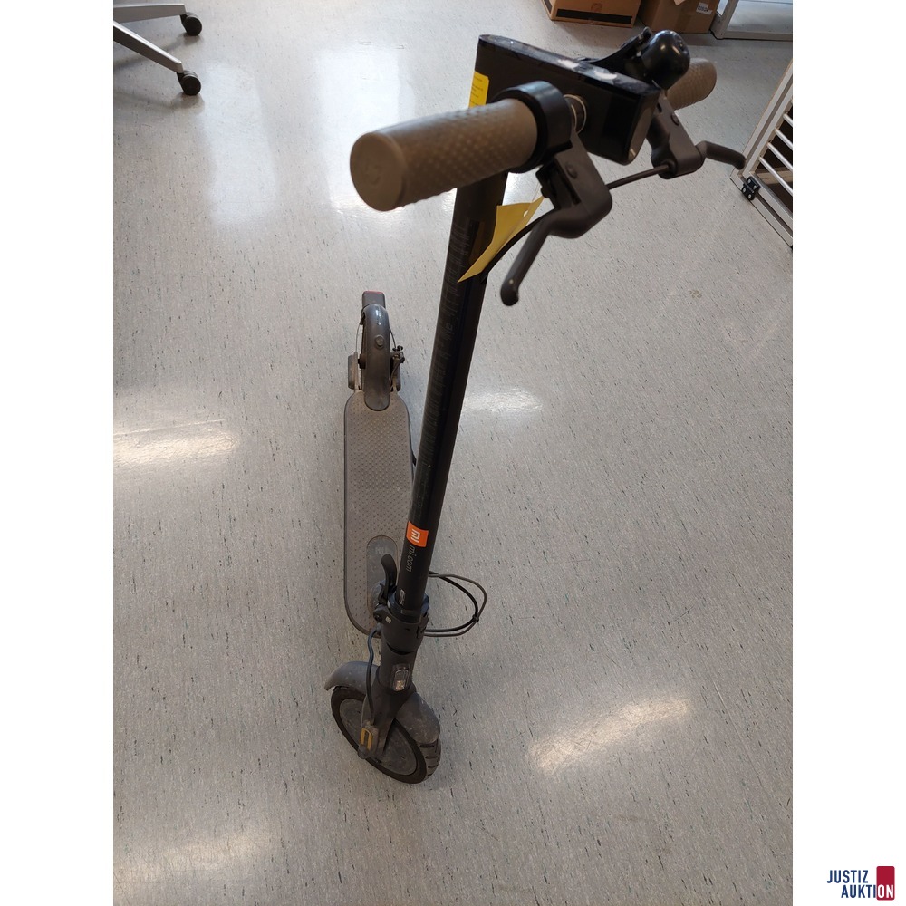 E-Scooter der Marke mi