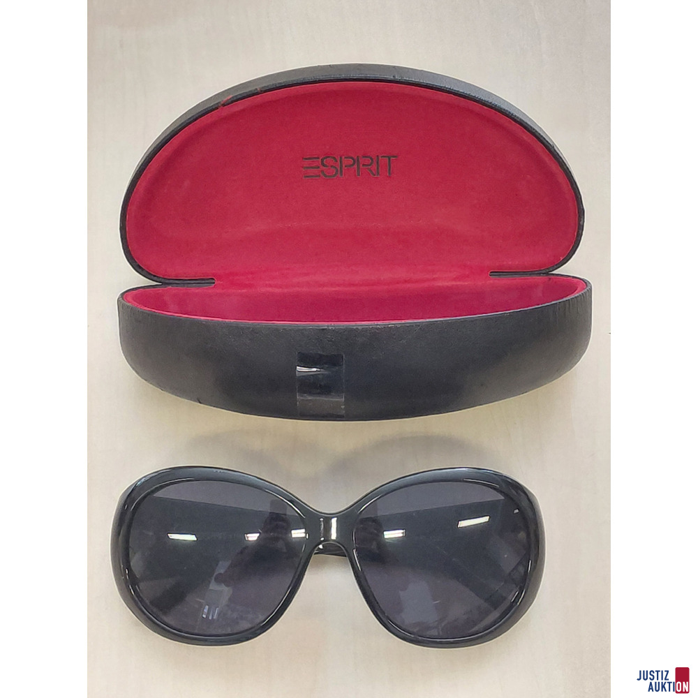 Sonnenbrille Esprit - schwarz - Bl&uuml;tenmuster an den B&uuml;geln - getragen