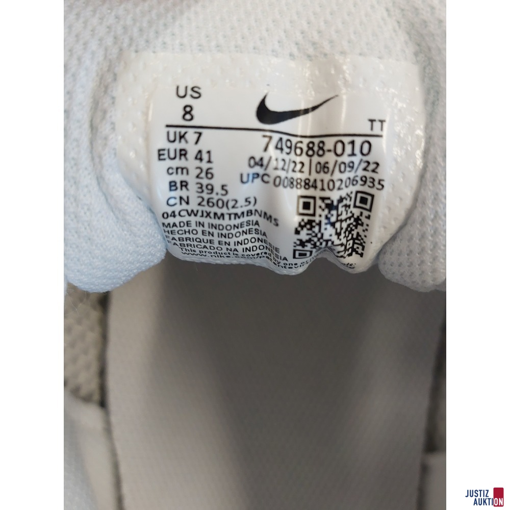 Sneaker der Marke Nike Air Max Invigor