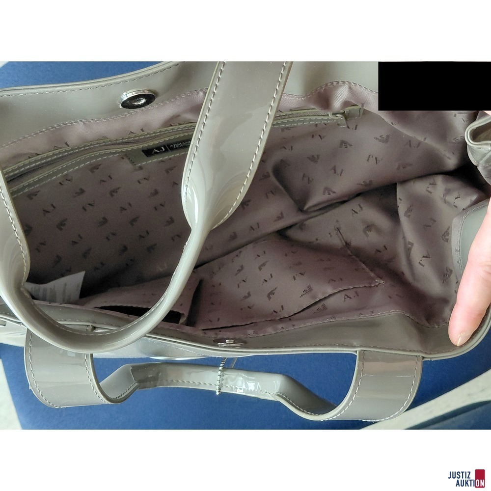Armani Jeans Handtasche gro&szlig; Lackleder Grau