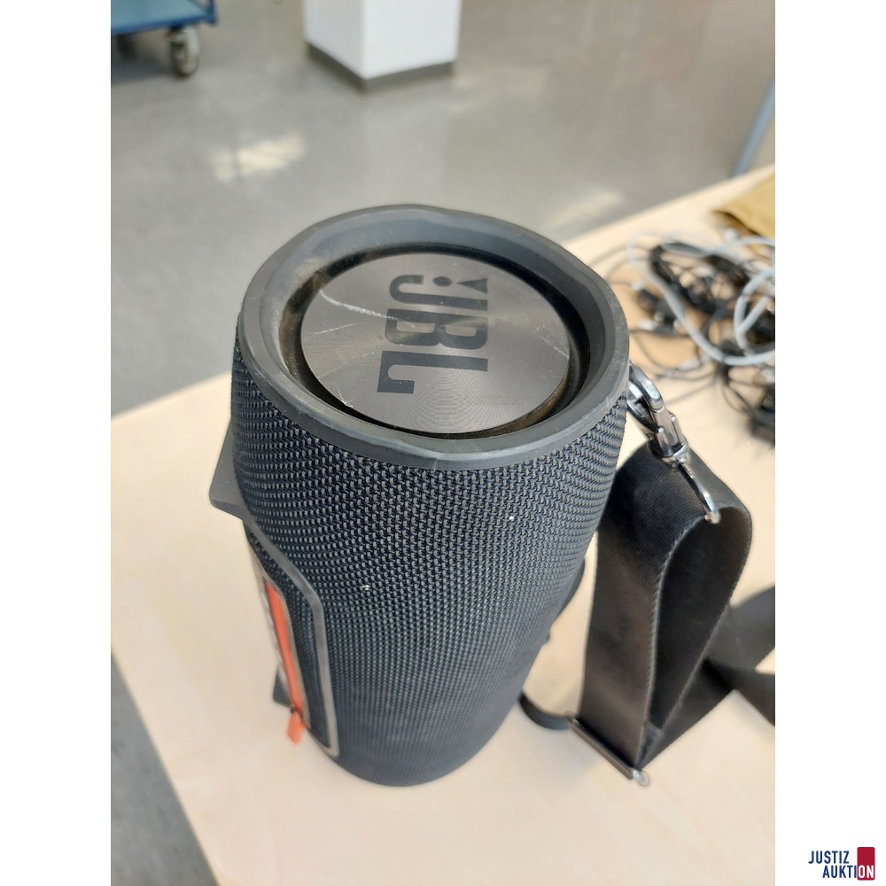 BlueTooth Speaker der Marke JBL inkl. Tragegurt
