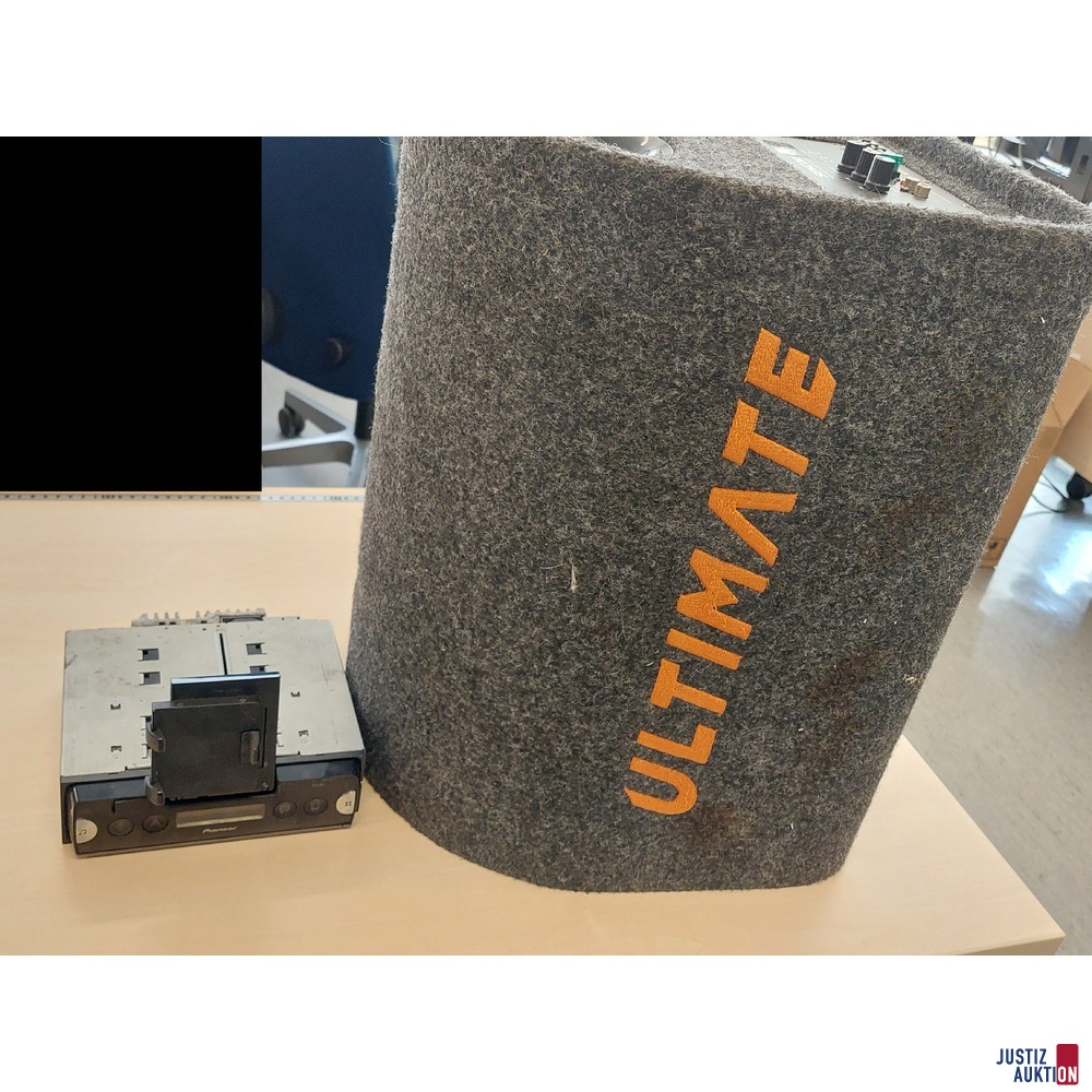 Autoradio der Marke Pioneer u&period;a&period;