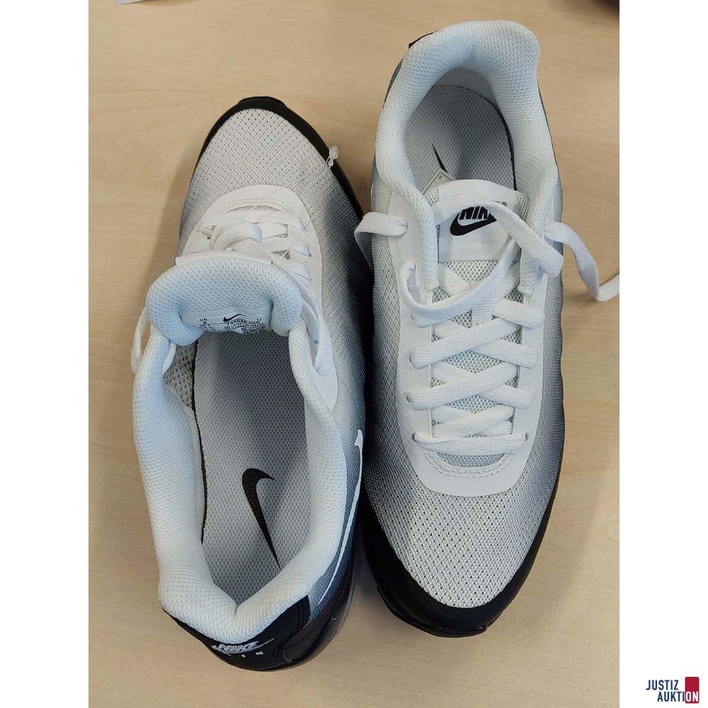 Sneaker der Marke Nike Air Max Invigor