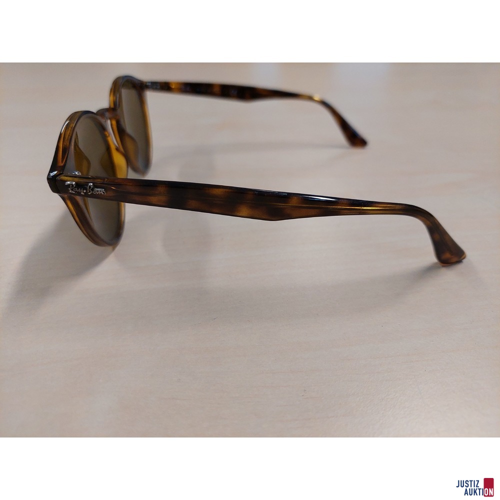 Sonnenbrille der Marke Ray-Ban