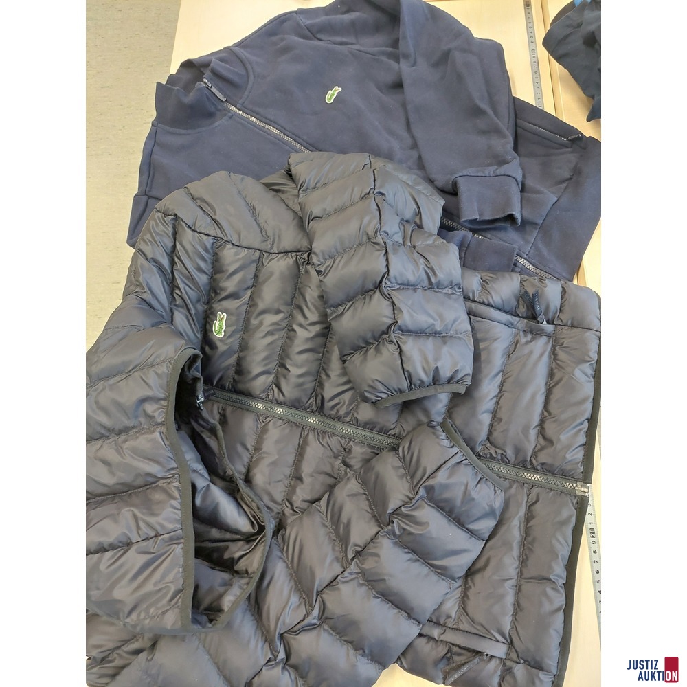 Konvolut an Bekleidung mit der Bezeichnung Lacoste&sol; Classic Fit