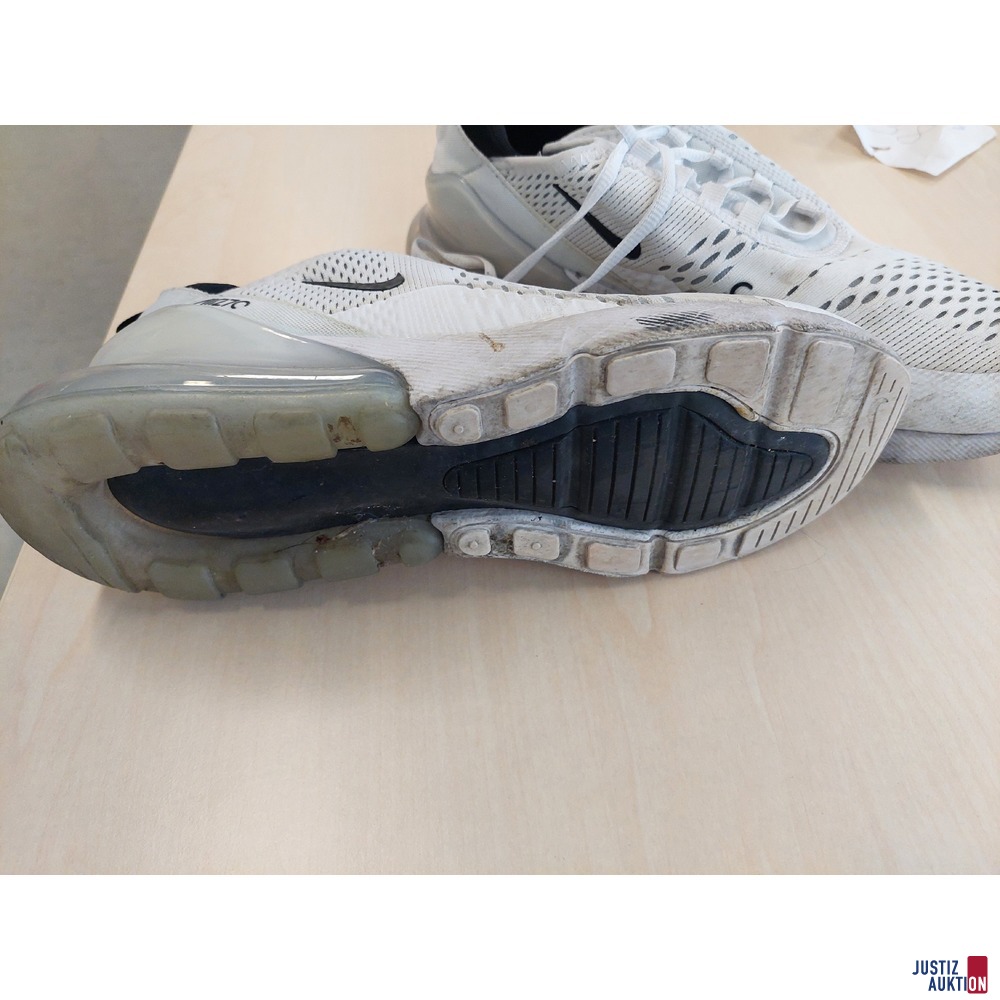 1 Paar Sneaker Schuh der Marke Nike Air Max 270 Gr&ouml;&szlig;e 42