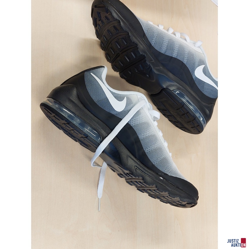 Sneaker der Marke Nike Air Max Invigor
