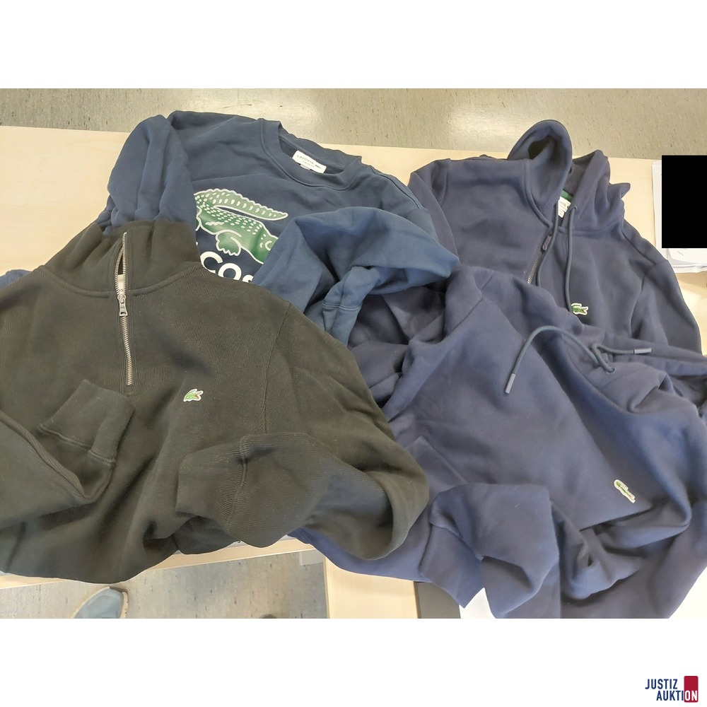 Konvolut an Bekleidung mit der Bezeichnung Lacoste&sol; Classic Fit