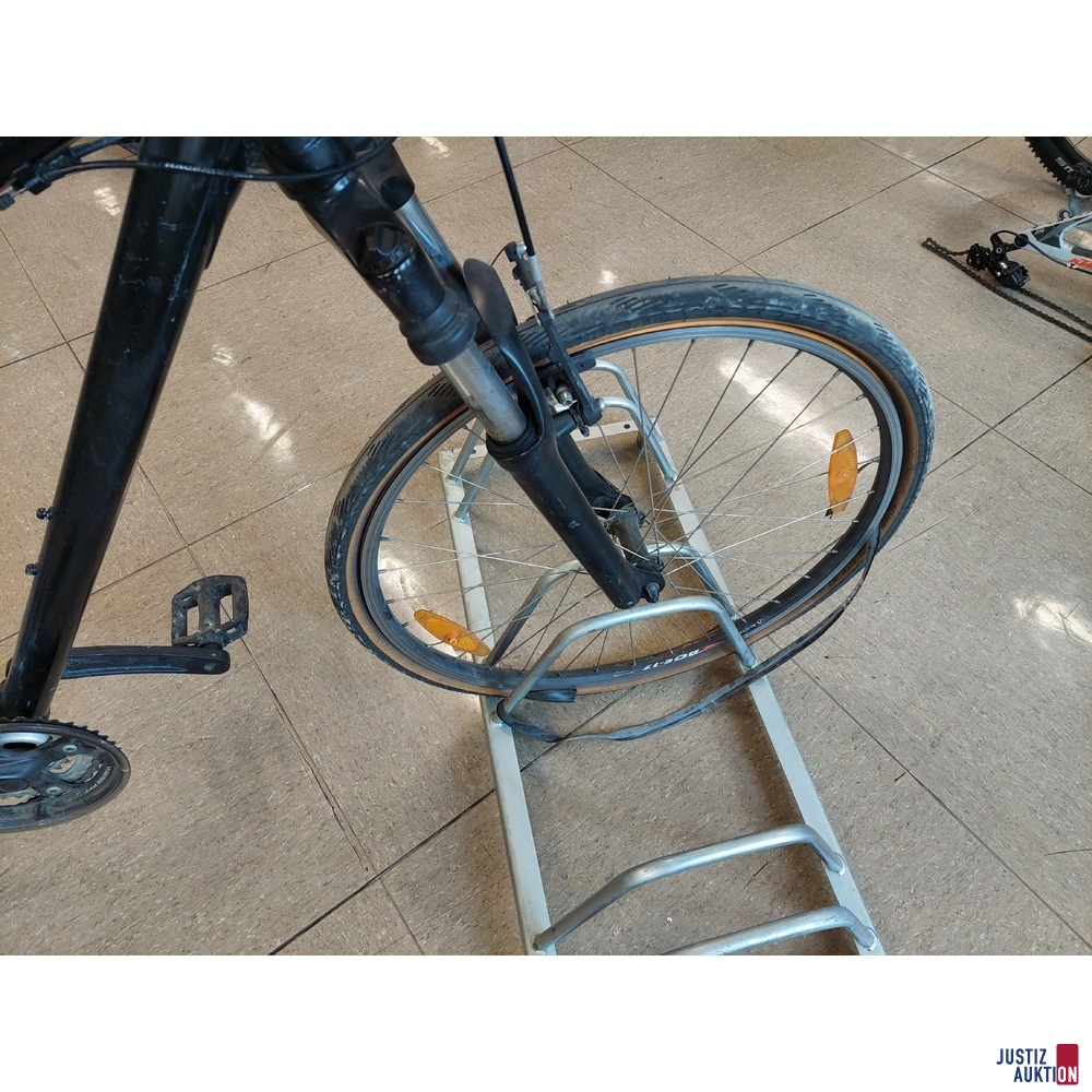 Fahrrad unbekannter Marke überlackiert