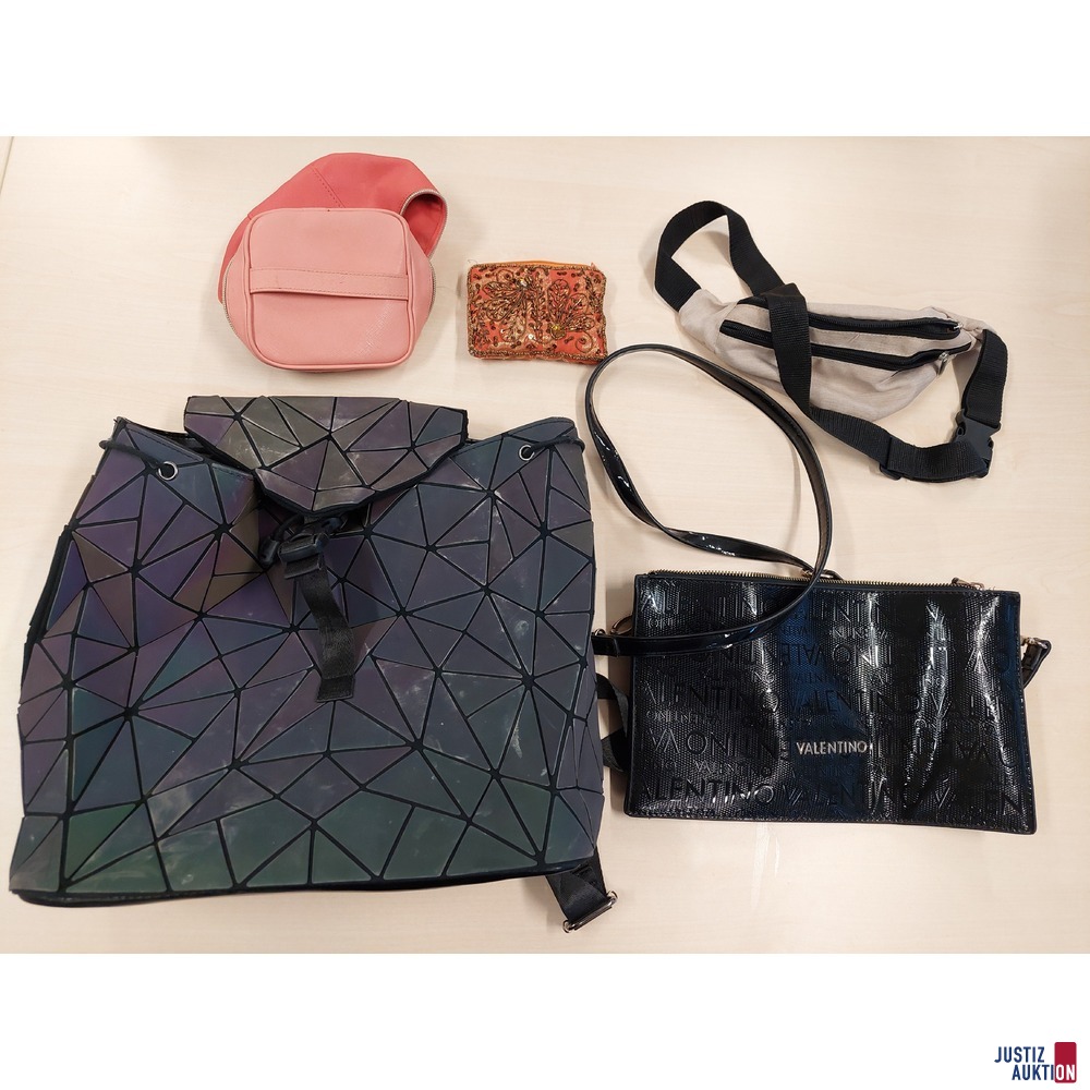 Konvolut an Damentaschen: 1 Rucksack (verschmutzt) 1 Bauschtasche 2 Kosmetiktaschen 1 Bauchtasche
