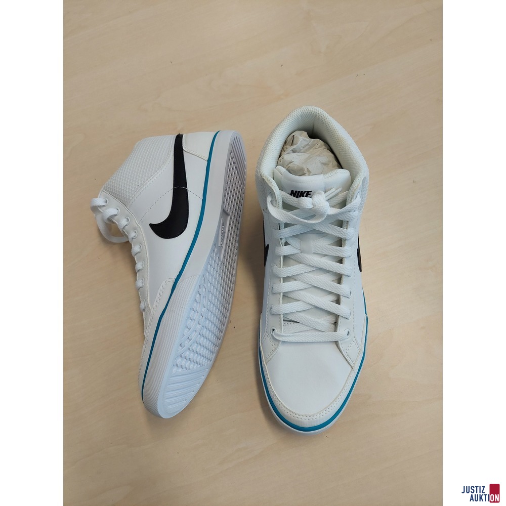 Sneakers der Marke Nike Capri III LTR Größe 9