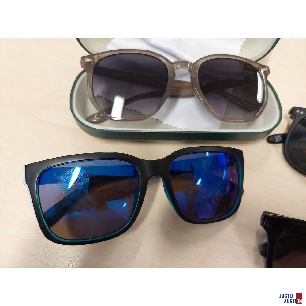 Konvolut an diversen Sonnenbrillen und 1 Etui