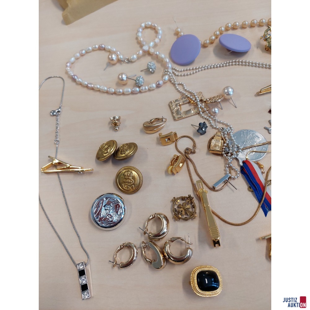 Diverser Modeschmuck u.a.