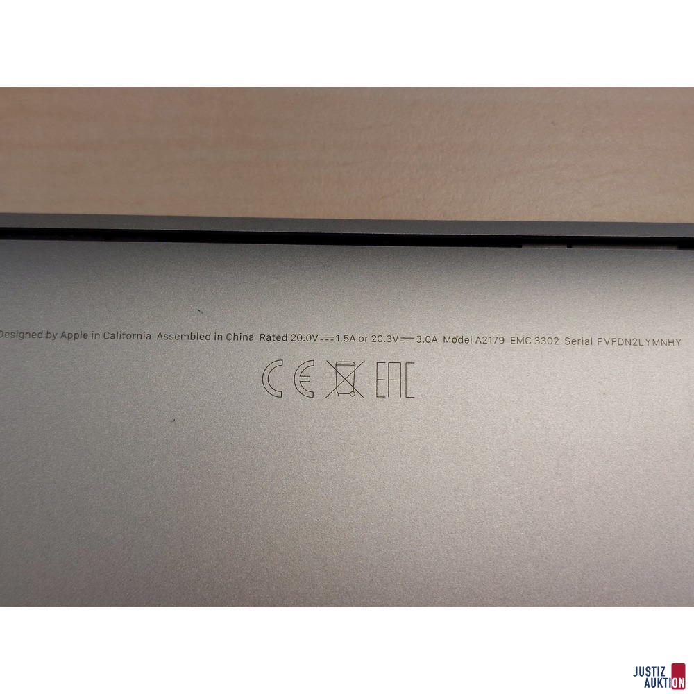 MacBook Air der Marke Apple u.a.
