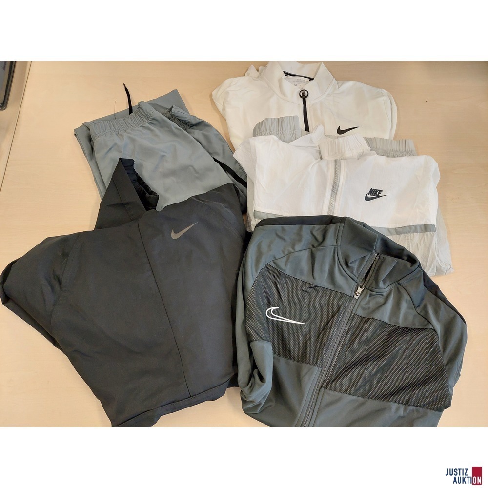 4 Trainingsjacken der Marke Nike Gr&period; M u&period;a&period;